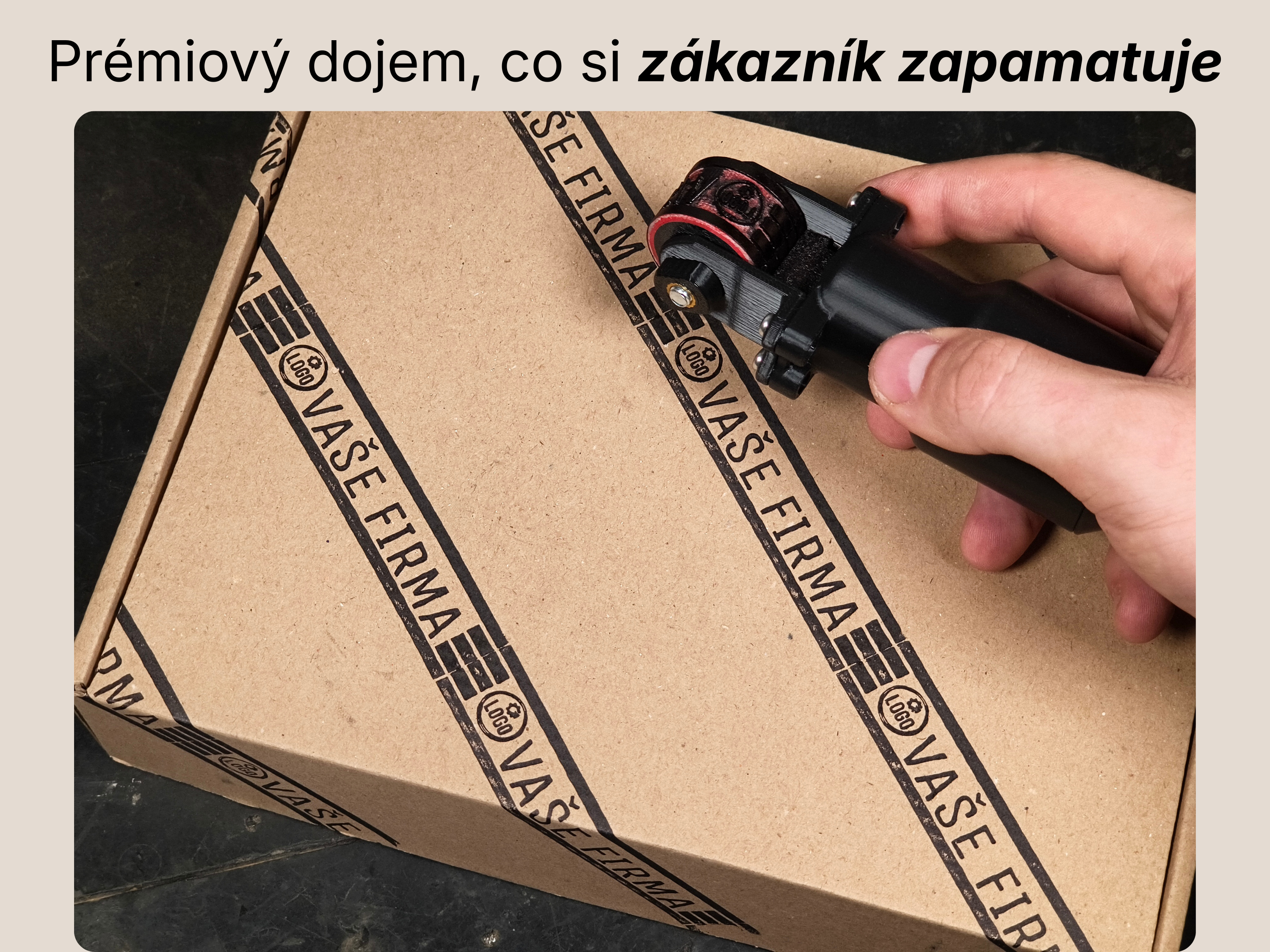 Snadná aplikace firemního loga na poštovní krabici pomocí válečkového razítka. Rychlý potisk vytváří prémiový dojem při unboxingu a zvyšuje zapamatovatelnost e-shopu.