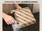 Zákazník rozbaluje zásilku v kartonové krabici potištěné firemním logem pomocí razítka Loop Stamp. Kvalitní branding obalů na míru zvyšuje loajalitu zákazníků a podporuje opakované nákupy.