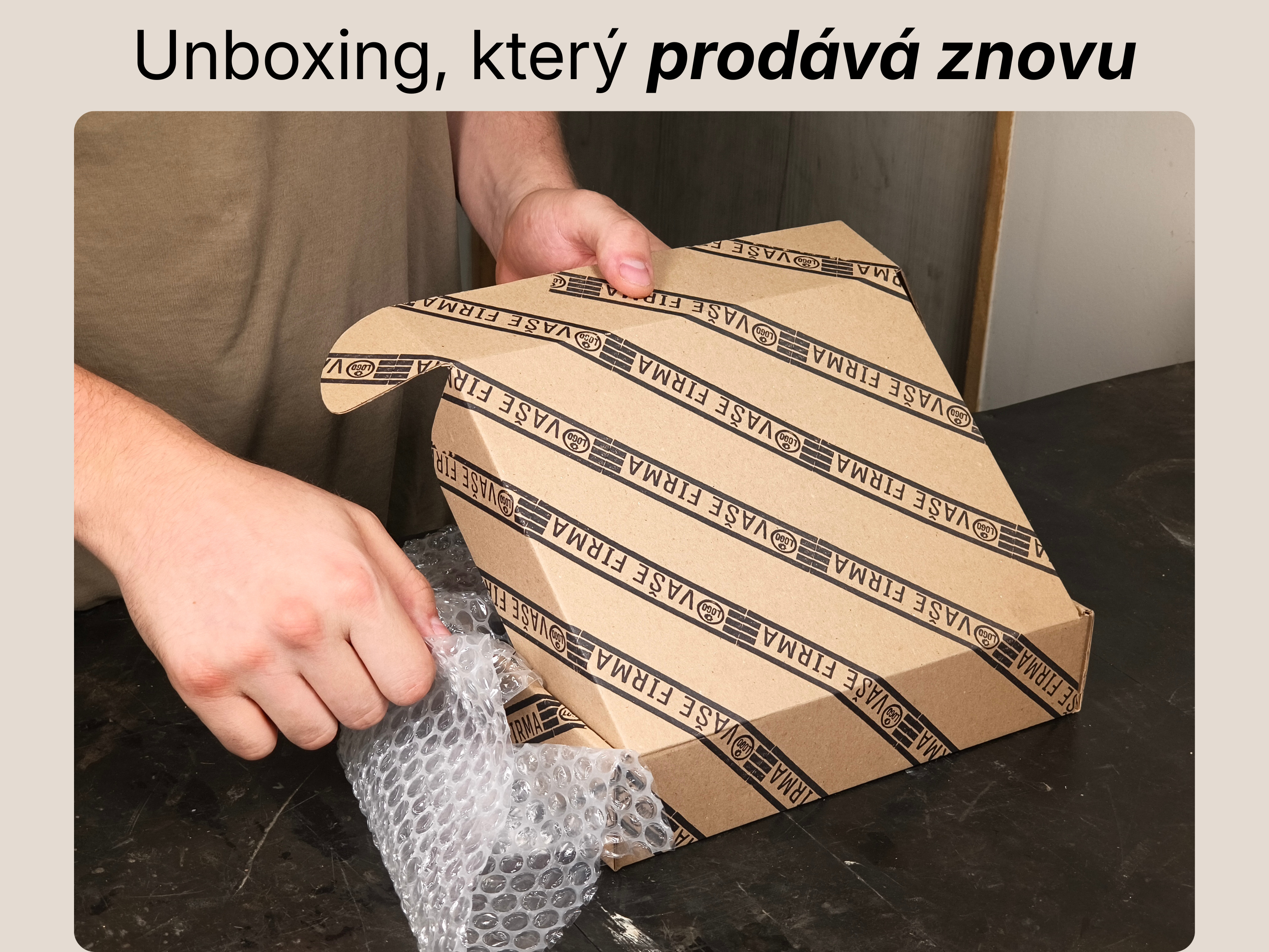 Zákazník rozbaluje zásilku v kartonové krabici potištěné firemním logem pomocí razítka Loop Stamp. Kvalitní branding obalů na míru zvyšuje loajalitu zákazníků a podporuje opakované nákupy.